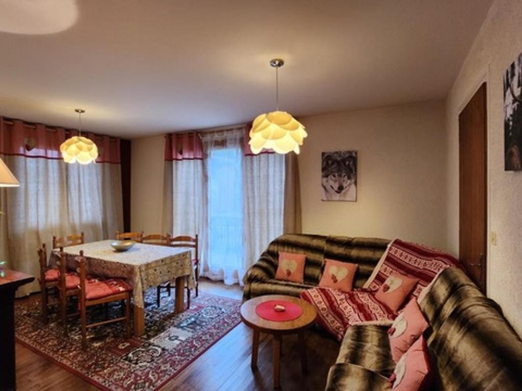 a living room with a couch and a table at Grand appartement entre pistes à La Chapelle d'Abondance avec balcon et parking - FR-1-692-108 in Abondance