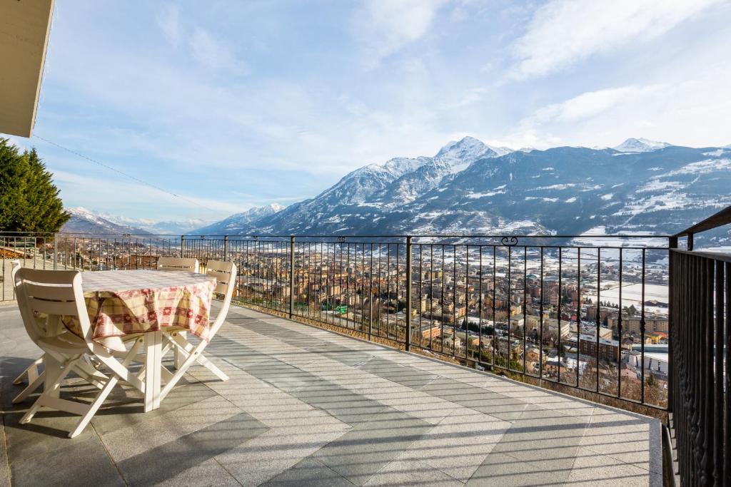 Zdjęcie z galerii obiektu Appartamenti Bioula CIR Aosta n 0247 w Aoście