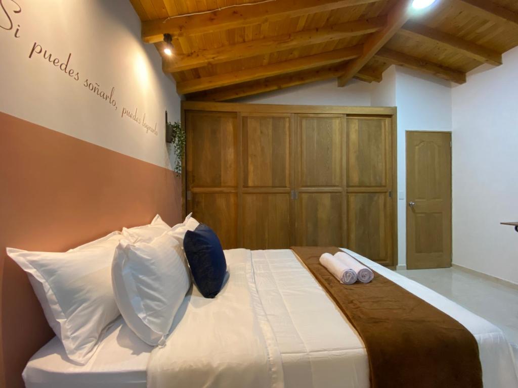 Postel nebo postele na pokoji v ubytování Serenity Room - a solo una cuadra del parque