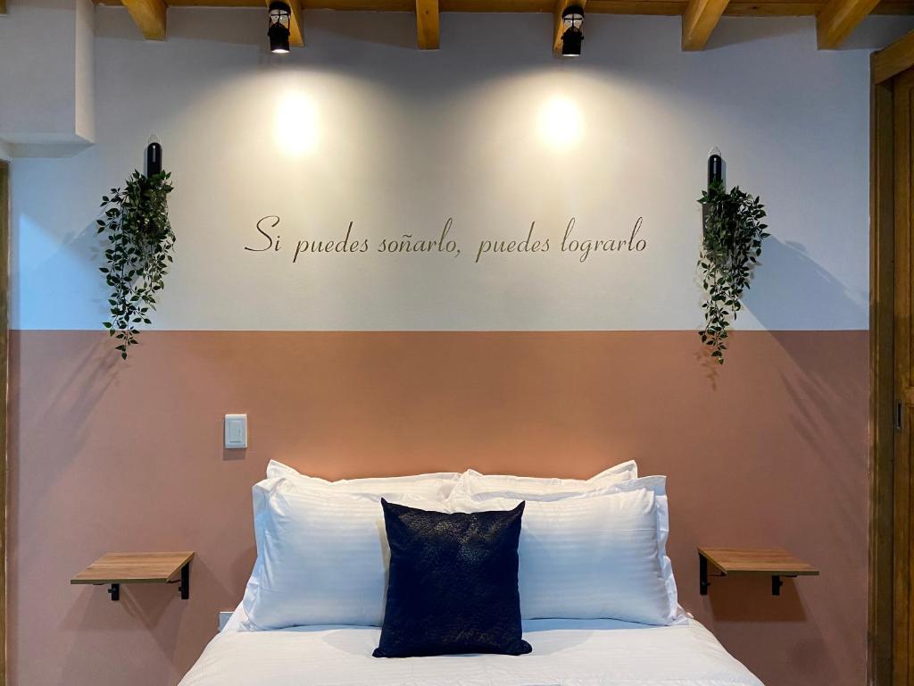 Postel nebo postele na pokoji v ubytování Serenity Room - a solo una cuadra del parque