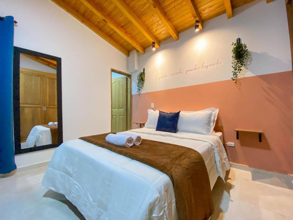 Postel nebo postele na pokoji v ubytování Serenity Room - a solo una cuadra del parque