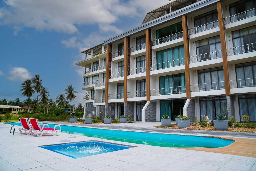 Bazén v ubytování Koh Talu On Shore Hotel & Resort nebo v jeho okolí