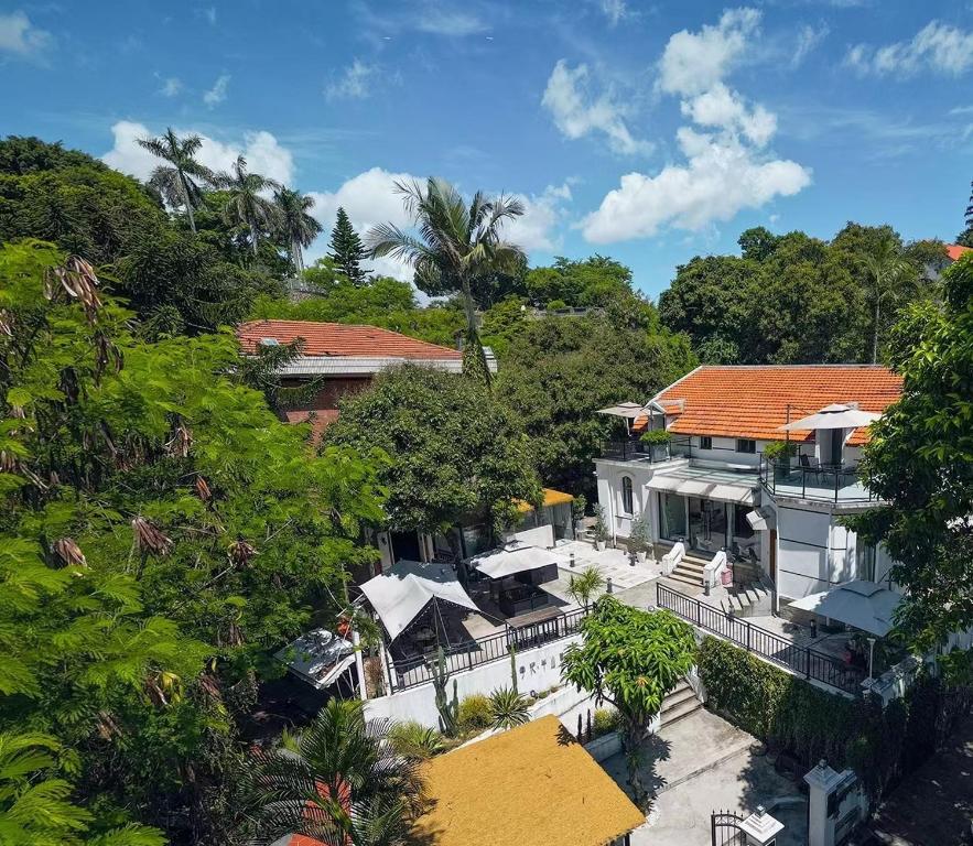 厦门Gulangyu Sunlit Rock Garden Resort的树木房屋的空中景致