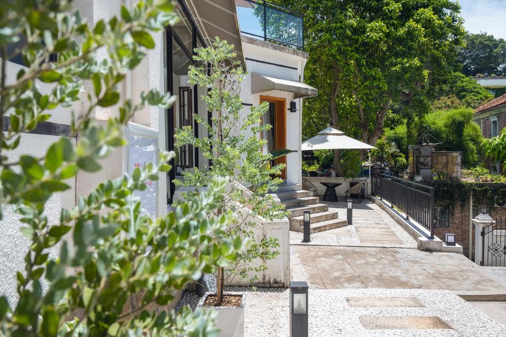 Gulangyu Sunlit Rock Garden Resort外面的花园