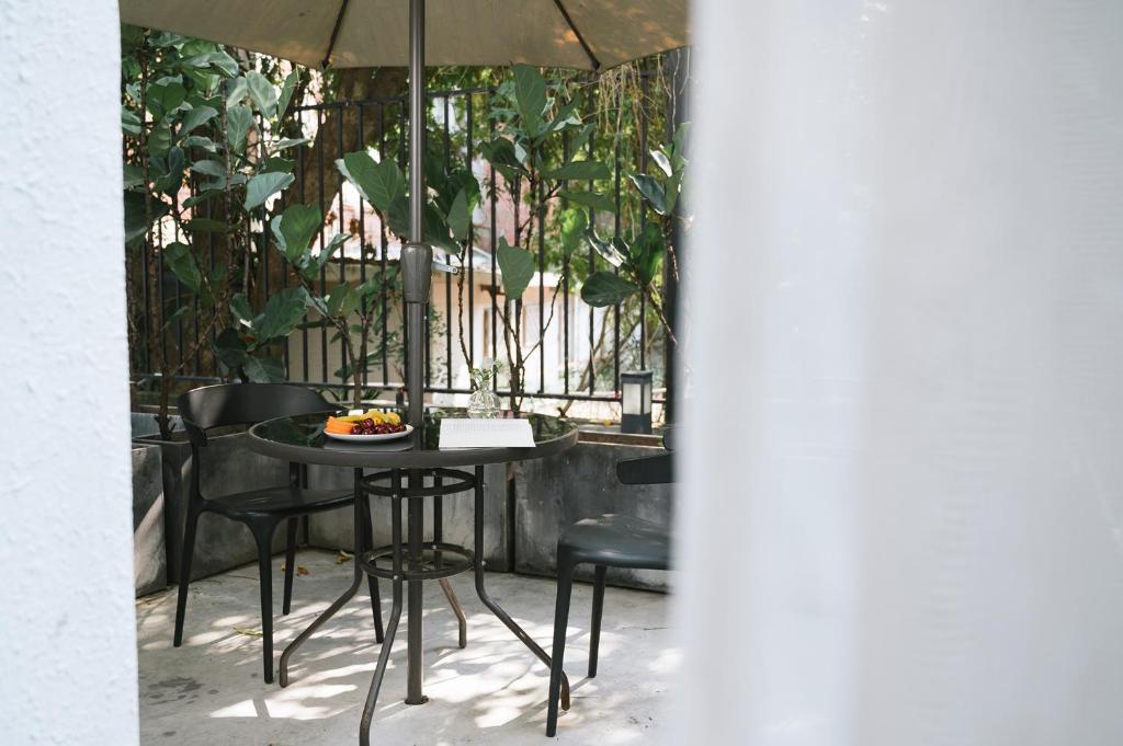 Gulangyu Sunlit Rock Garden Resort的庭院或其他户外区域