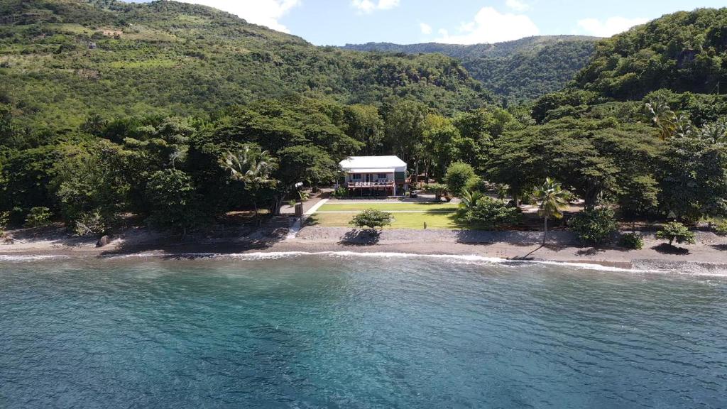 eine Luftansicht eines Hauses auf einer Insel im Wasser in der Unterkunft Bonfire at Batali in Salisbury