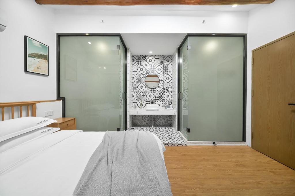 Gulangyu Sunlit Rock Garden Resort客房内的一张或多张床位