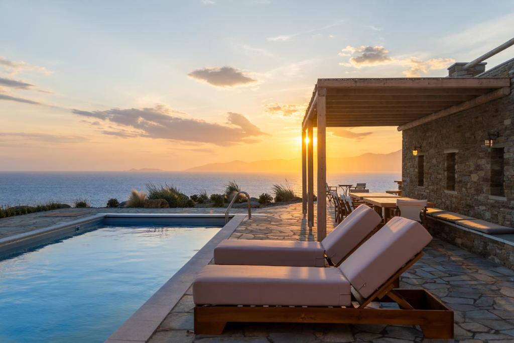 Villa con piscina y vistas al océano en Seahorse Villa, en Makrotándalon