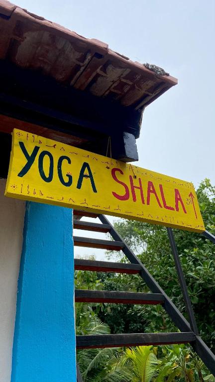 HostelExp, Auroville - A Rural Retreat Experienceに飾ってある許可証、賞状、看板またはその他の書類