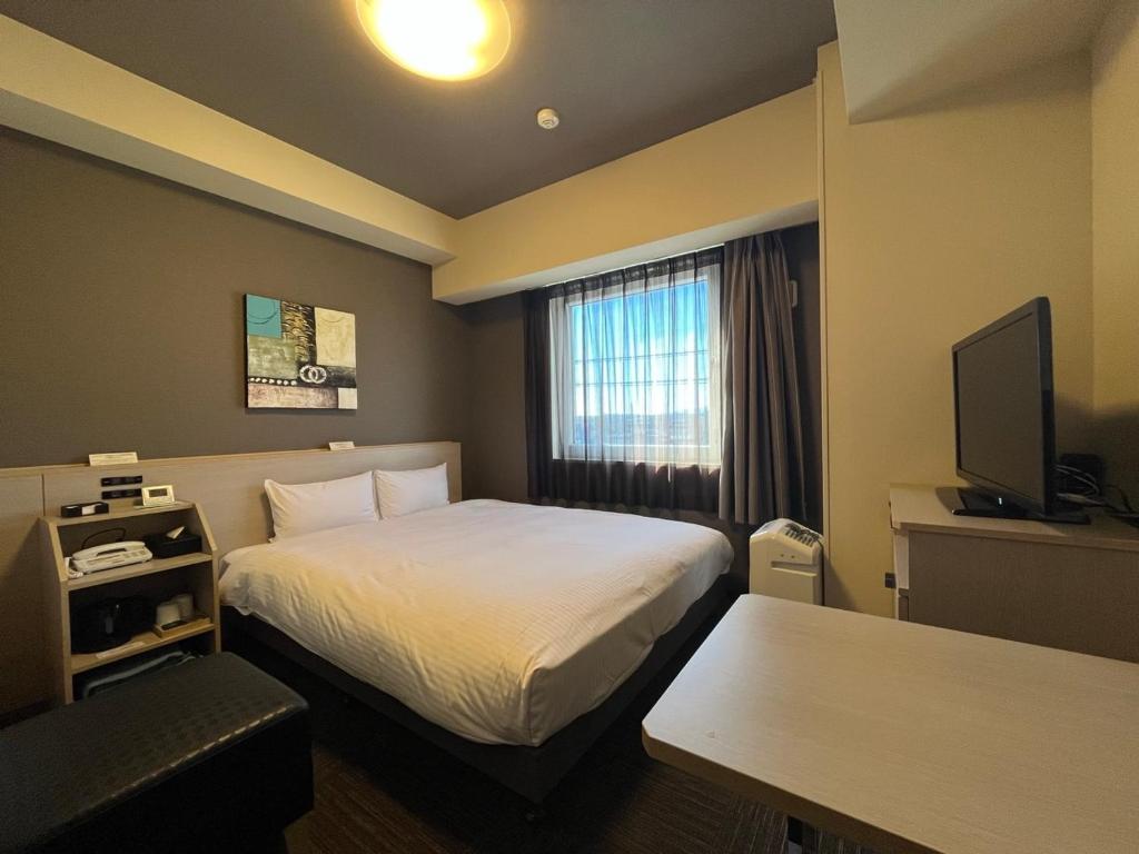 Postel nebo postele na pokoji v ubytování Hotel Route Inn Isehara Ooyama Inter -Kokudo 246 Gou-
