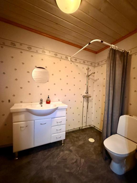 Koupelna v ubytování LAKESIDE AURORA CABINS