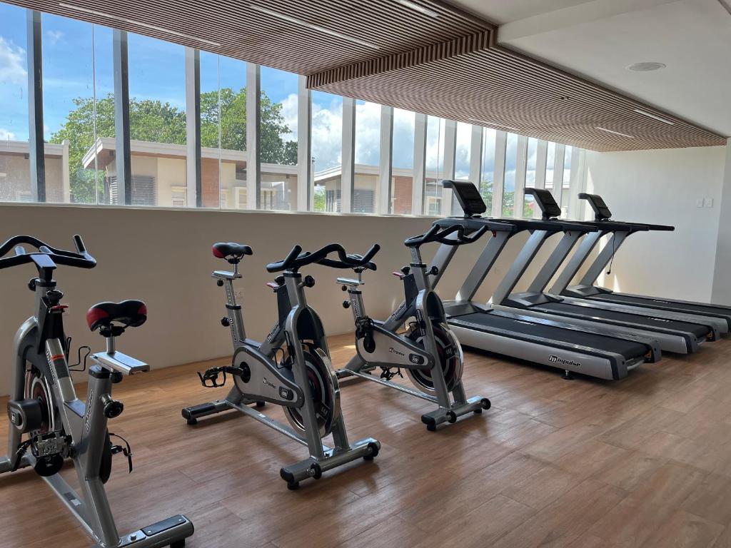 Fitness centrum a/nebo fitness zařízení v ubytování JeeCee Homes in Mactan Lapu-Lapu Cebu