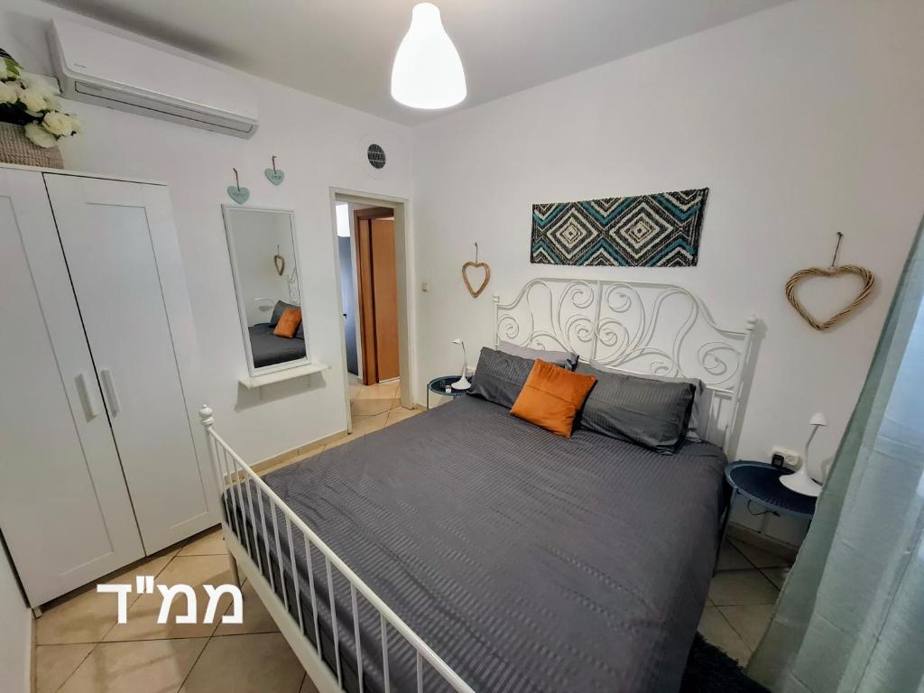 Ein Bett oder Betten in einem Zimmer der Unterkunft shohamseaview