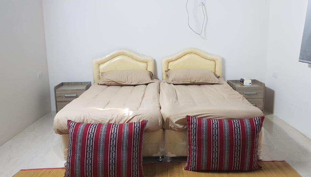 Postel nebo postele na pokoji v ubytování Tiwi Santorini