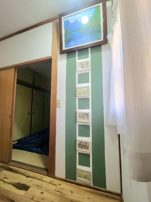 TV a/nebo společenská místnost v ubytování 古民家　鈴乃家～SUZUNOYA　８名まで滞在可　船橋駅の隠れ宿