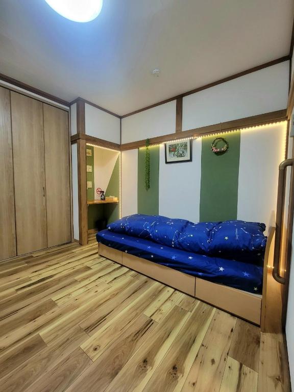 Postel nebo postele na pokoji v ubytování 古民家　鈴乃家～SUZUNOYA　８名まで滞在可　船橋駅の隠れ宿