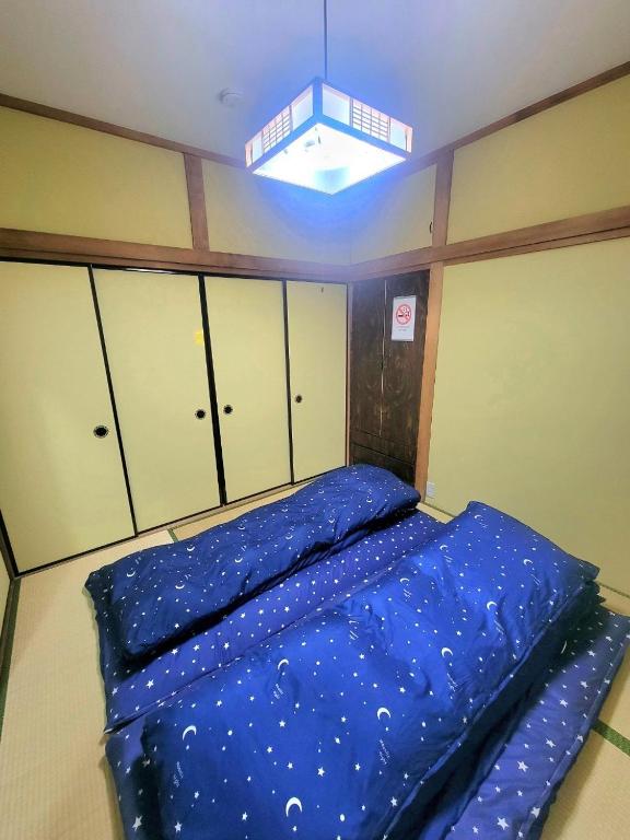 Postel nebo postele na pokoji v ubytování 古民家　鈴乃家～SUZUNOYA　８名まで滞在可　船橋駅の隠れ宿