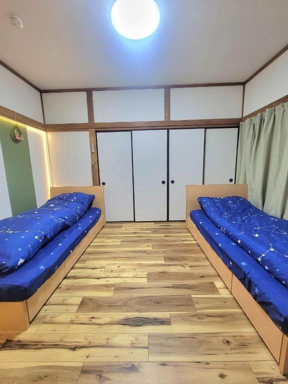 Postel nebo postele na pokoji v ubytování 古民家　鈴乃家～SUZUNOYA　８名まで滞在可　船橋駅の隠れ宿