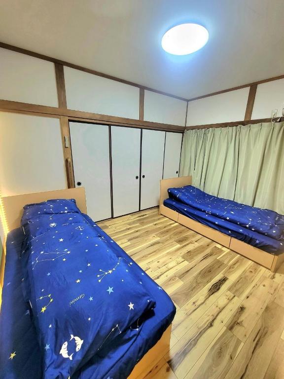 Postel nebo postele na pokoji v ubytování 古民家　鈴乃家～SUZUNOYA　８名まで滞在可　船橋駅の隠れ宿