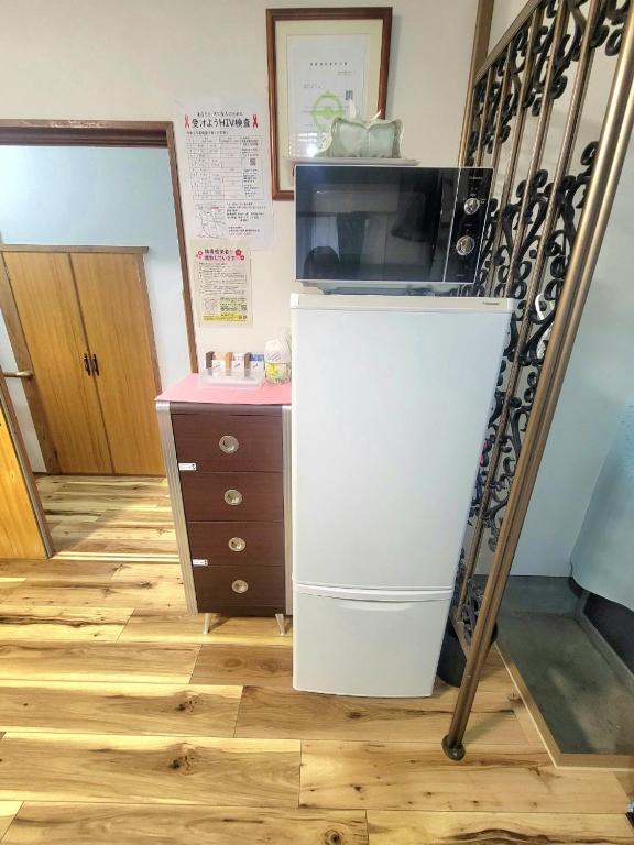 Kuchyň nebo kuchyňský kout v ubytování 古民家　鈴乃家～SUZUNOYA　８名まで滞在可　船橋駅の隠れ宿