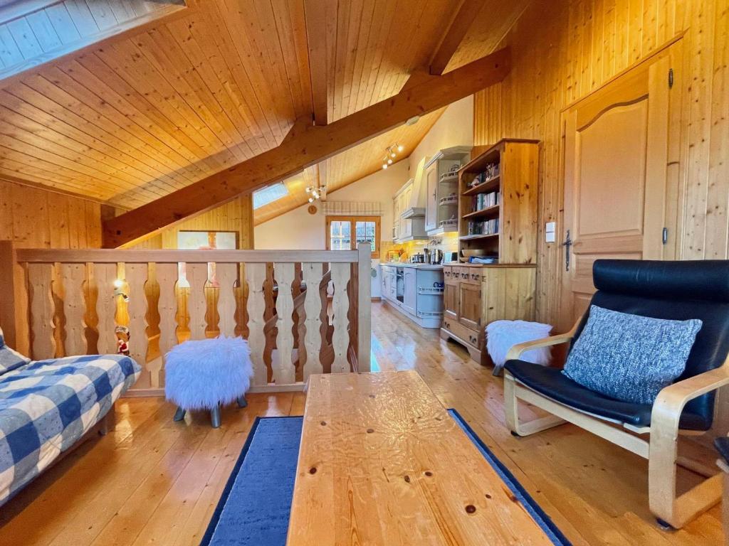 un salon avec un lit, un canapé et une table dans l'établissement Appartement duplex cosy avec parking à Morillon, 6 couchages - FR-1-624-175, à Morillon