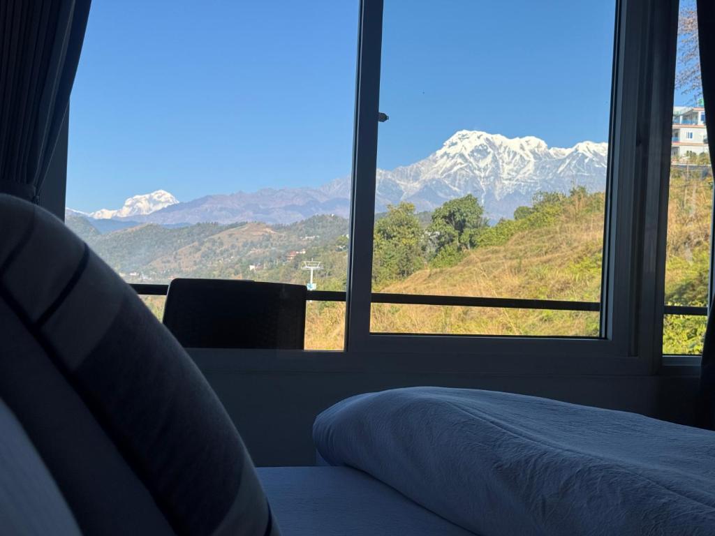 Vista generica sulle montagne o vista sulle montagne dall'interno dell'affittacamere