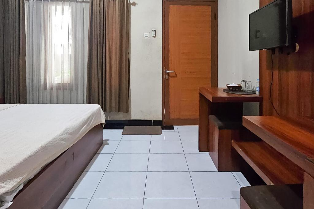 Postel nebo postele na pokoji v ubytování Urbanview My Grand Hotel Bogor