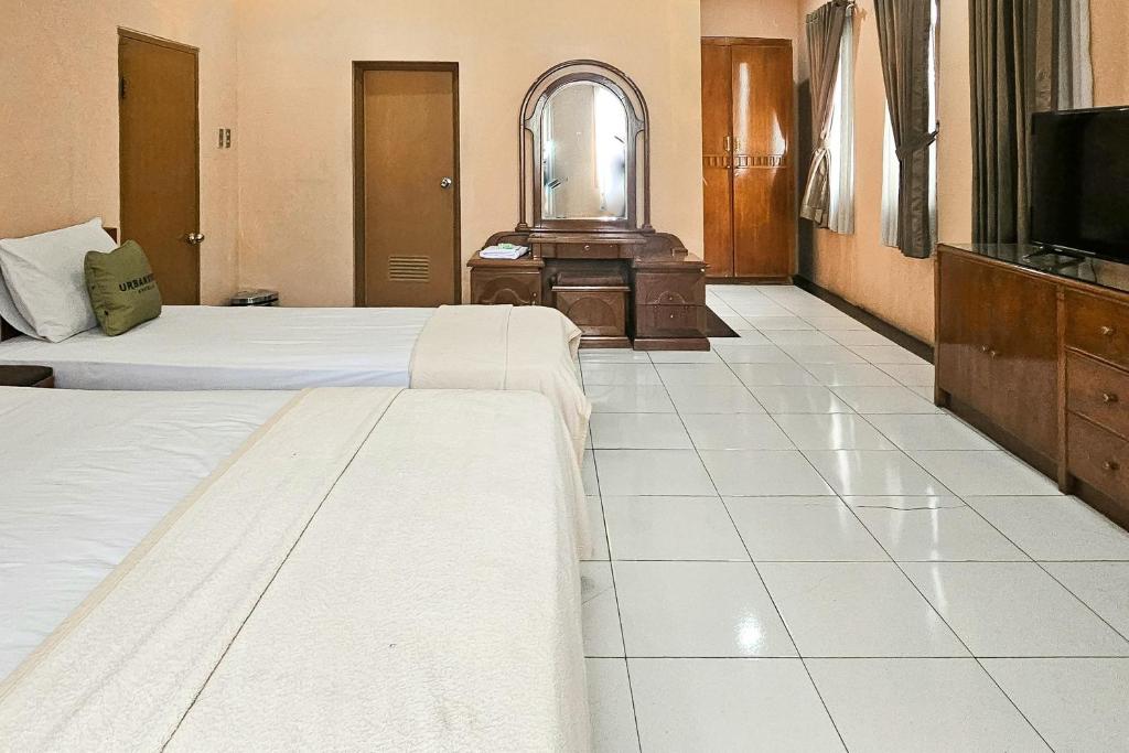 Postel nebo postele na pokoji v ubytování Urbanview My Grand Hotel Bogor