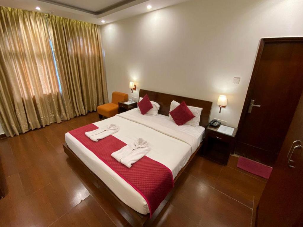 Postel nebo postele na pokoji v ubytování Sukhmantra Resort & Spa - Candolim Goa