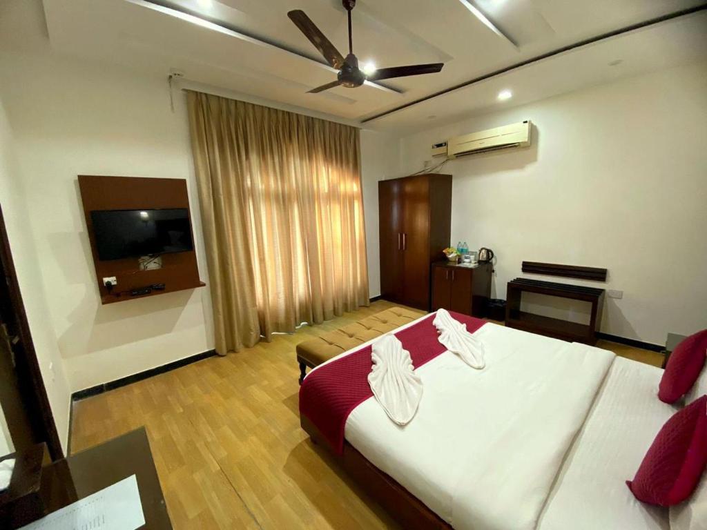 Postel nebo postele na pokoji v ubytování Sukhmantra Resort & Spa - Candolim Goa