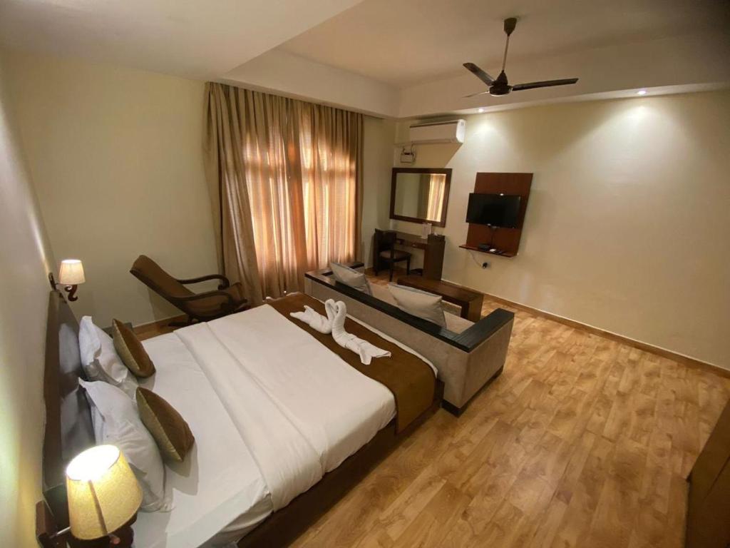 Postel nebo postele na pokoji v ubytování Sukhmantra Resort & Spa - Candolim Goa