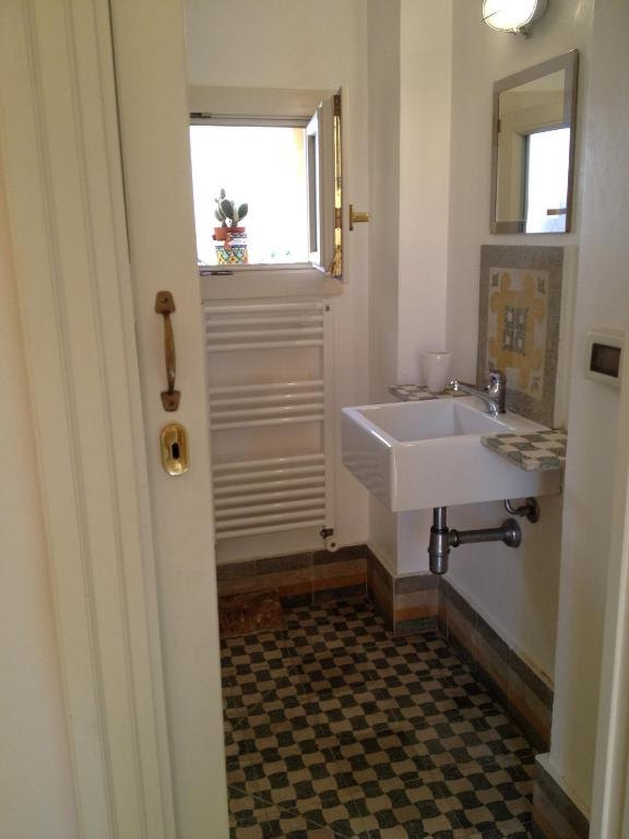 A bathroom at B&B Case a San Matteo