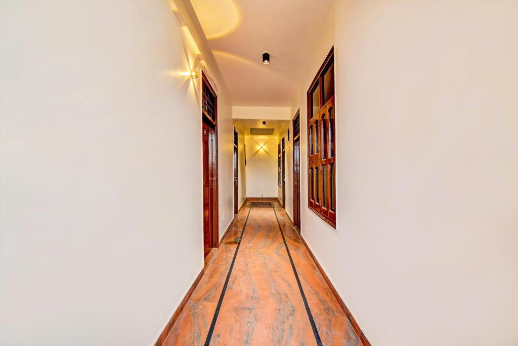 Hotel O White Hut - Housity
