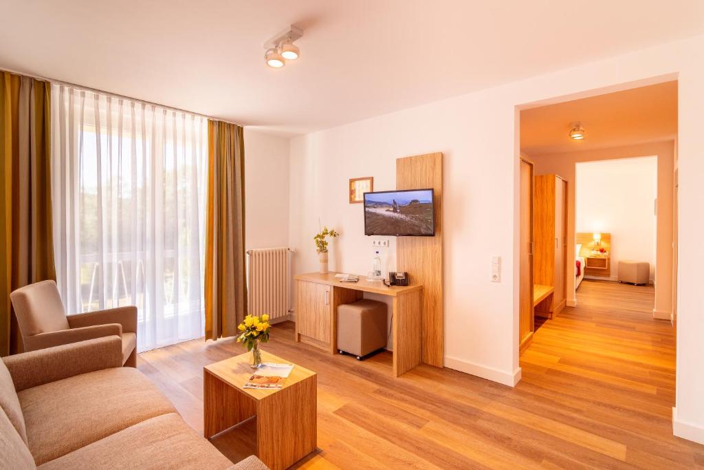 TV a/nebo společenská místnost v ubytování Akzent Hotel Am Burgholz