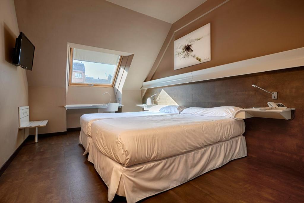 A bed or beds in a room at Silken Monumental Naranco