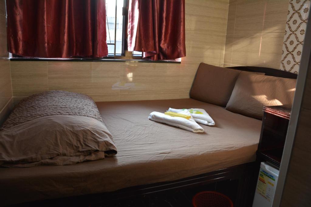 Rúm í herbergi á Everest Hostel