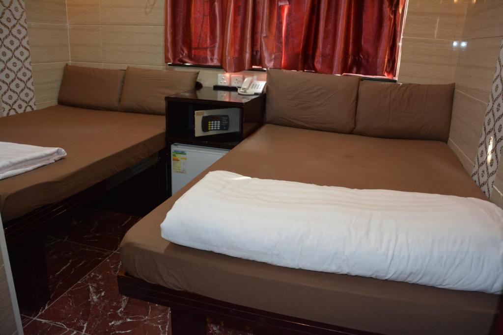Rúm í herbergi á Everest Hostel