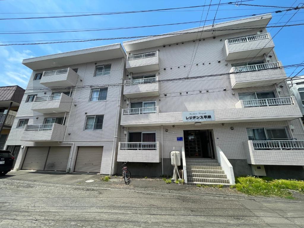 Minami-jūichijōにあるレジデンス平岸の白い建物