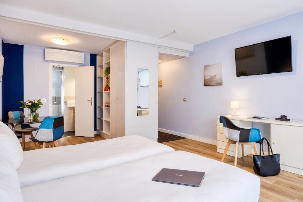 TV a/nebo společenská místnost v ubytování First Euroflat Hotel