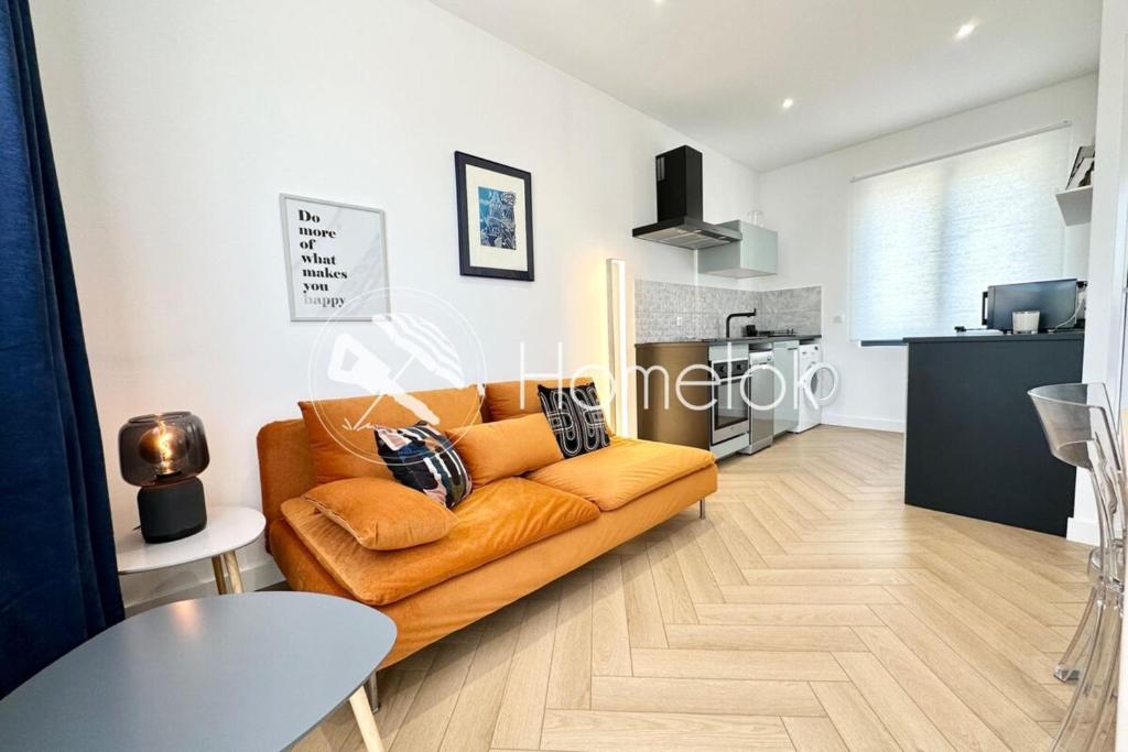 un salon avec un canapé et une cuisine dans l'établissement Lovely ! Duplex de standing neuf 250m des plages, à Larmor-Plage