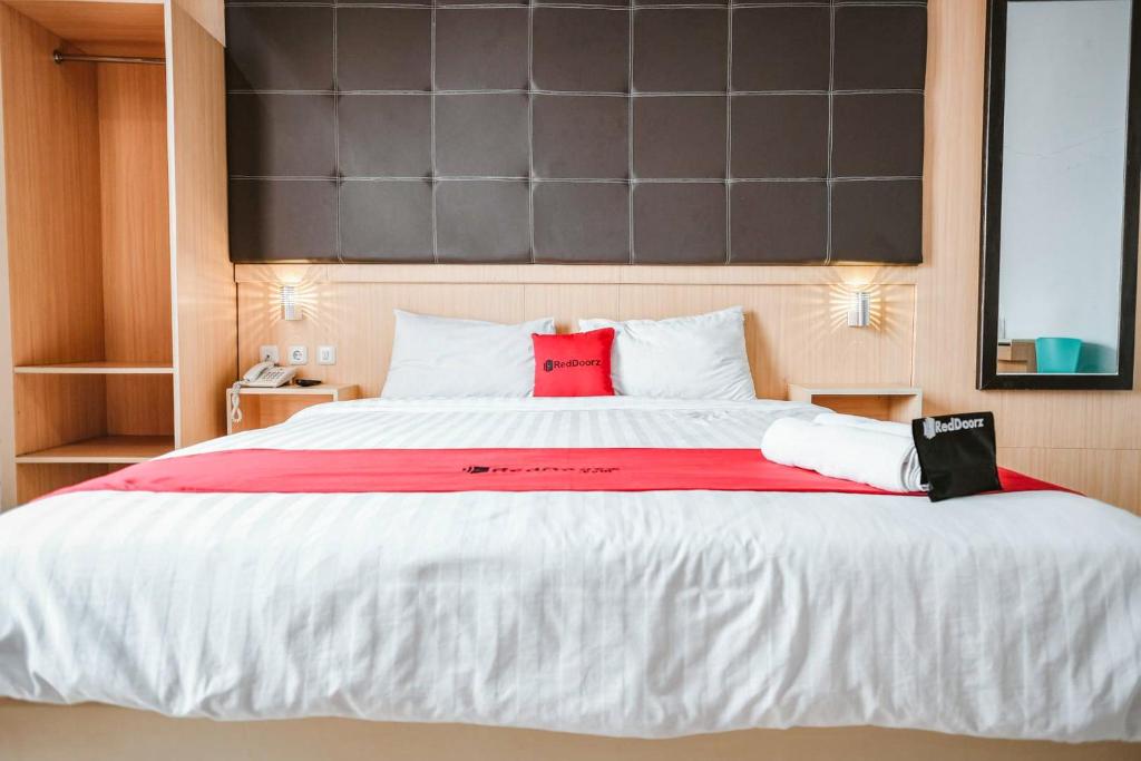RedDoorz Premium at Hotel T-ONE Jambi - Suite
