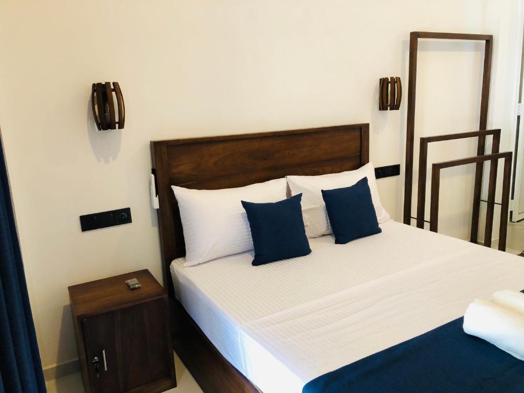 Postel nebo postele na pokoji v ubytování Devon Surf . Inn - Hiriketiya