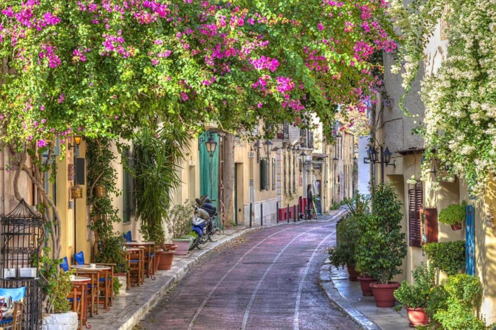 Eine Straße in der Altstadt mit rosa Blumen in der Unterkunft Thissio Hideaway Suite in Athen