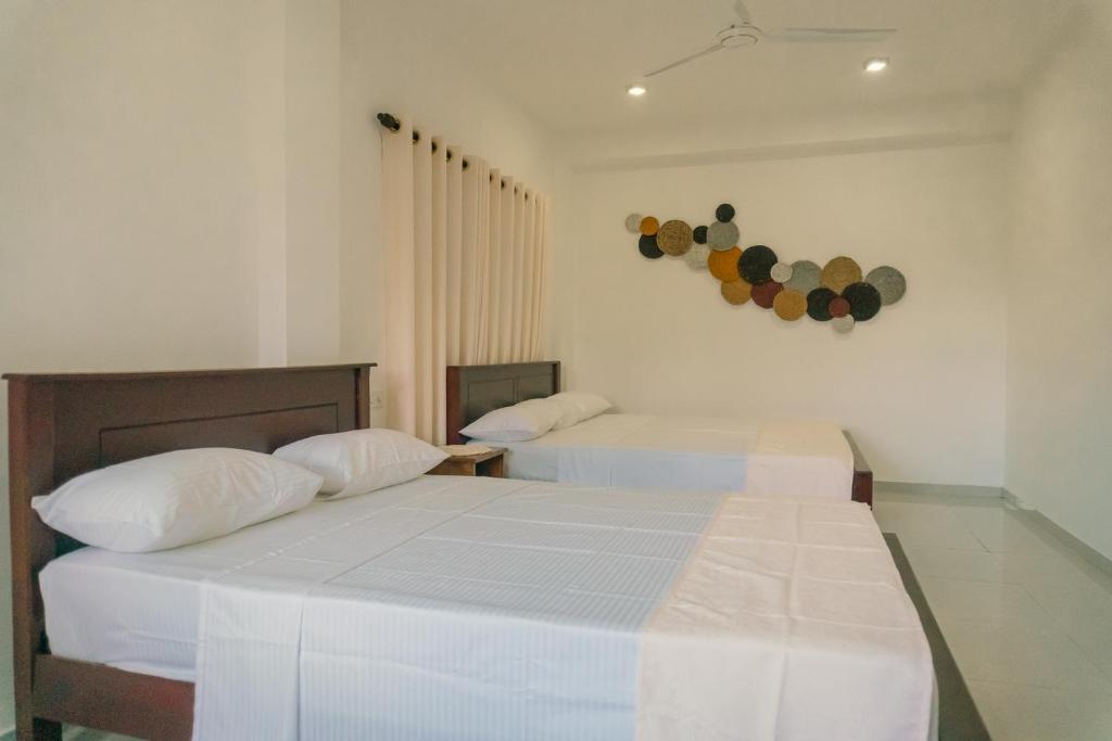 Letto o letti in una camera di R2 Guest - HIKKADUWA