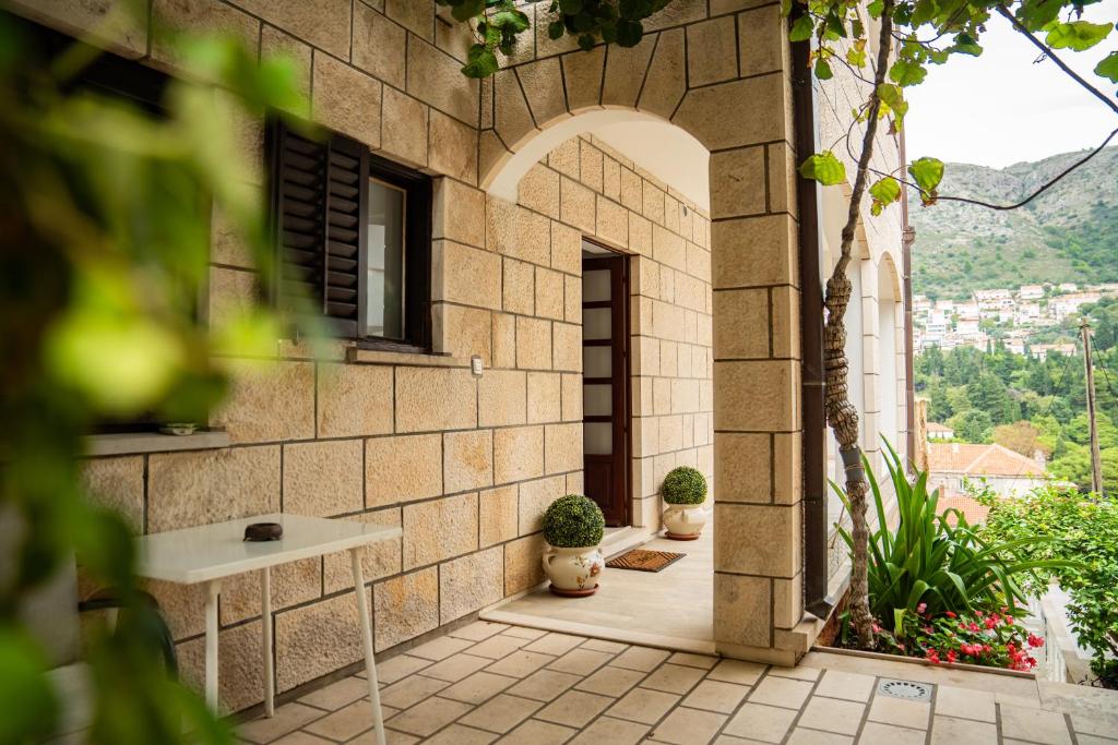 an entrance to a building with an archway at Guest House Cesic in Dubrovnik
