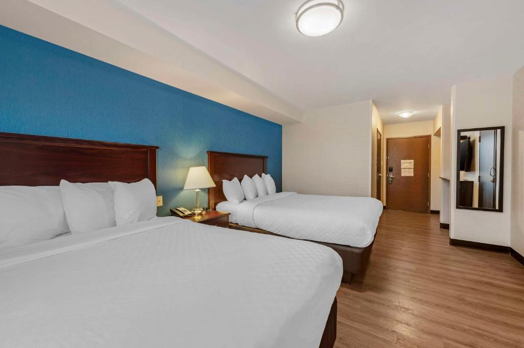 
Queen Room with Two Queen Beds - Non-Smoking
