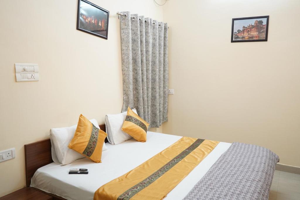 Postel nebo postele na pokoji v ubytování Kashi Paradise Stay by visitkashi