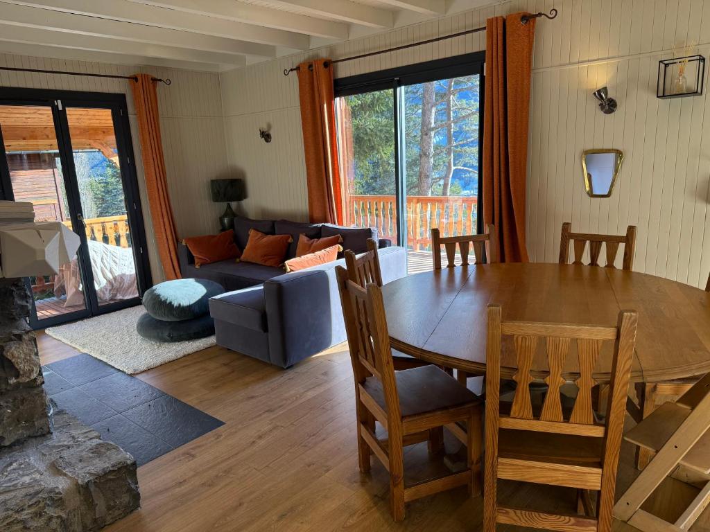 Posezení v ubytování Chalet avec Spa Magnifique vue