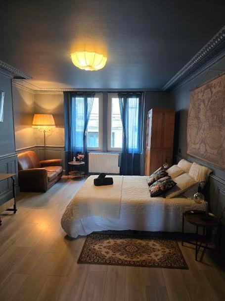 une chambre avec un grand lit et un canapé dans l'établissement Appartement Chic & Baroque 5 min centre ville et Bord de Vienne, à Limoges