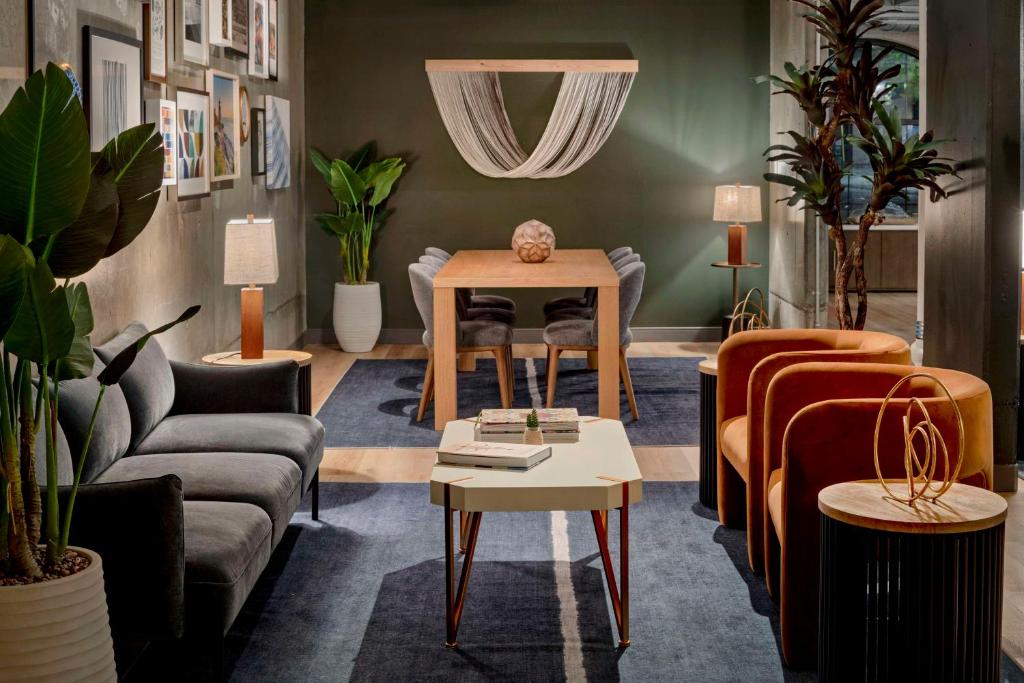 Posezení v ubytování The LOOM Hotel, Tapestry Collection by Hilton